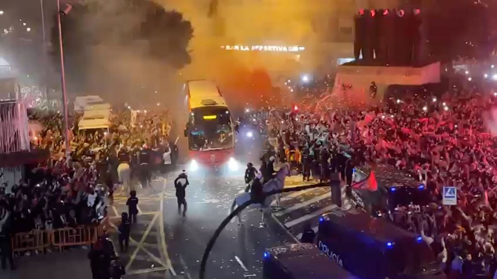 ¡Qué pasada! Ambientazo en la llegada del Valencia a Mestalla en la semifinal de Copa
