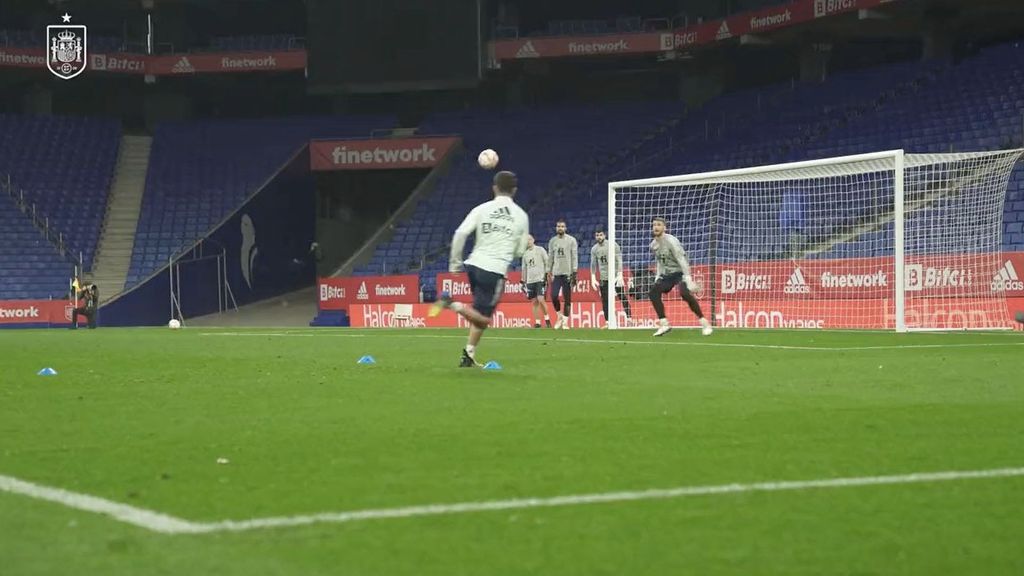 El espectacular gol de vaselina de Carlos Soler en un entrenamiento con la selección española