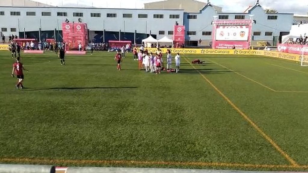 Los chicos del Real Madrid consolando a los peques del Valencia en LaLiga Promises
