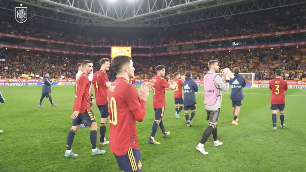La vuelta de honor de la selección española en Cornellá tras la victoria ante Albania