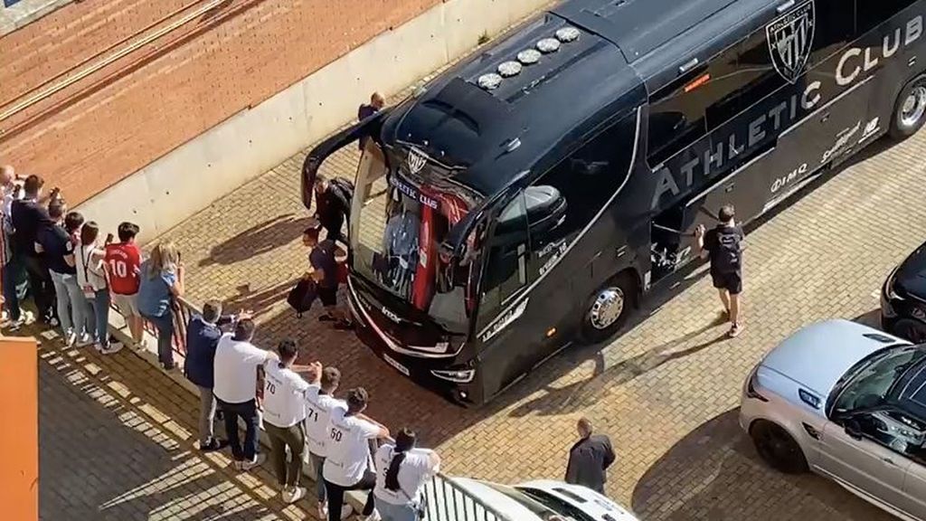 Llegada del bus del Athletic al Nuevo Los Cármenes