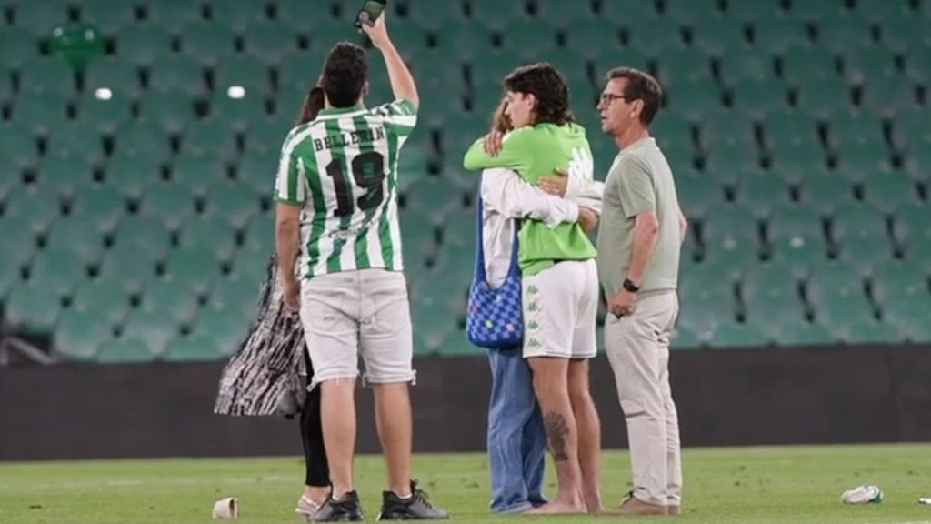 Betis-Granada: Bellerín en el césped del Villamarín con su familia