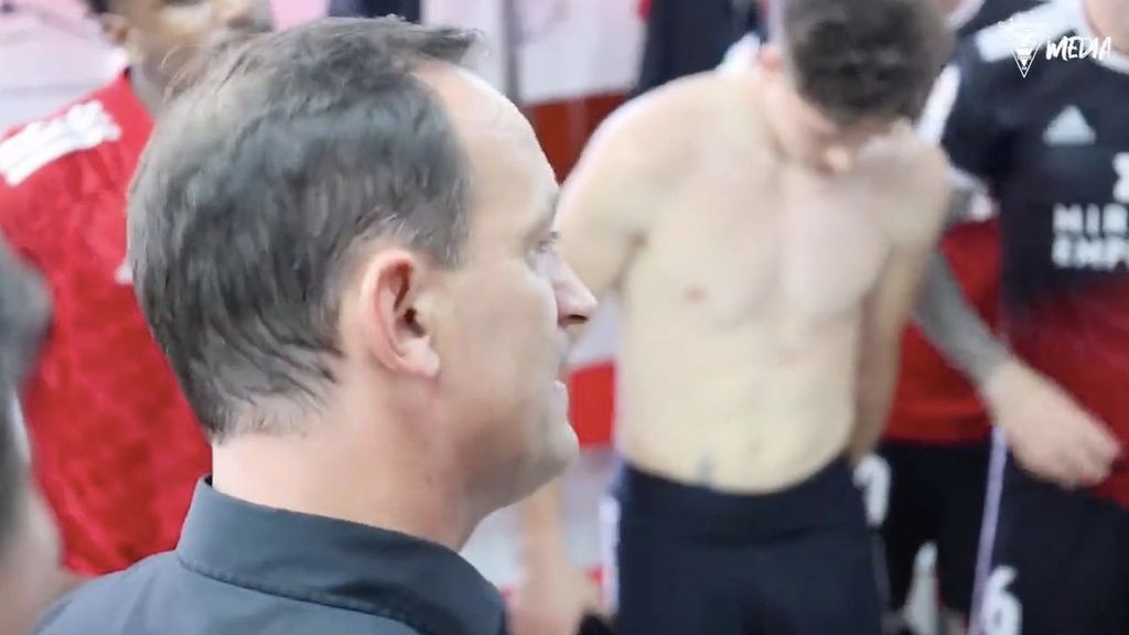 El discurso de Etxeberría al vestuario del Mirandés tras conseguir el objetivo: "Enhorabuena; lunes y martes, fiesta, pero no descanso"