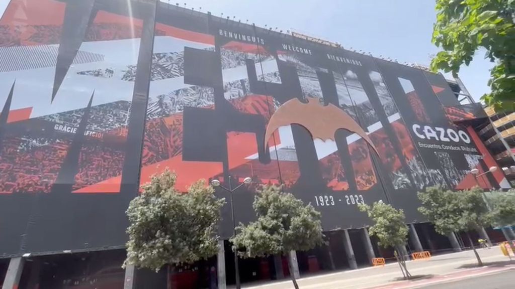 Así es la lona del centenario de Mestalla