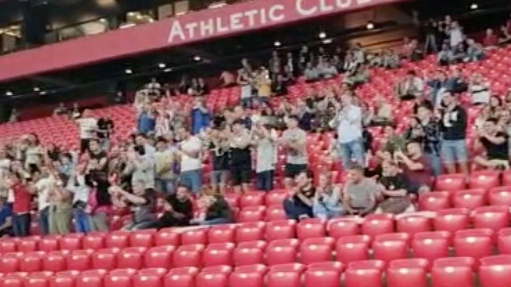 La afición del Athletic aclama a Uriarte tras ganar las elecciones