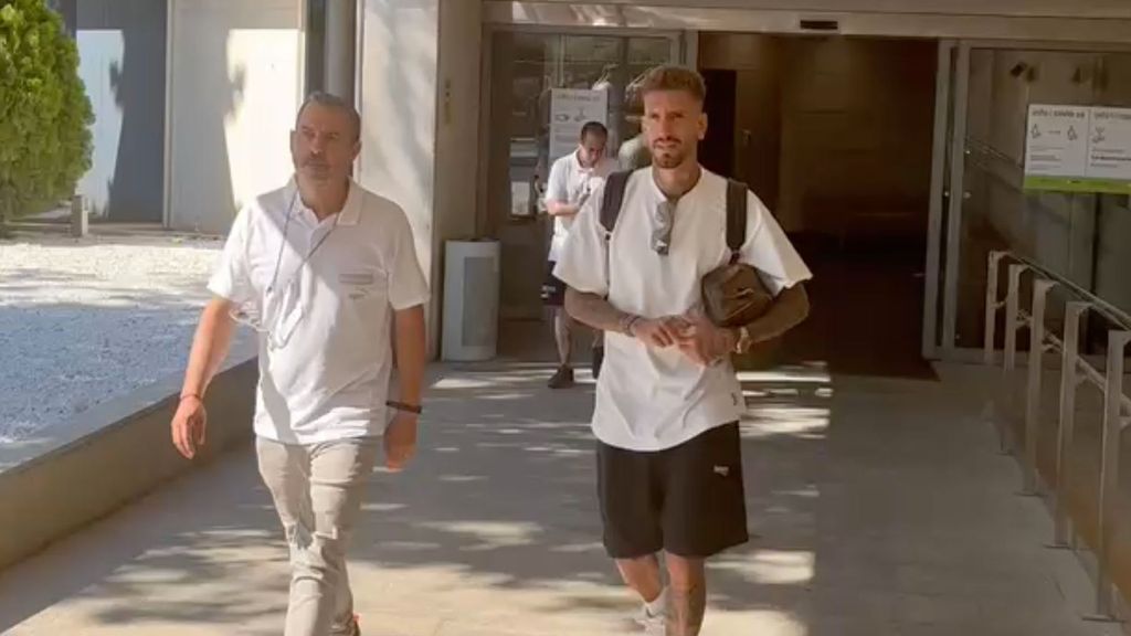 Samu Castillejo aterriza en el aeropuerto de Manises para firmar por el Valencia