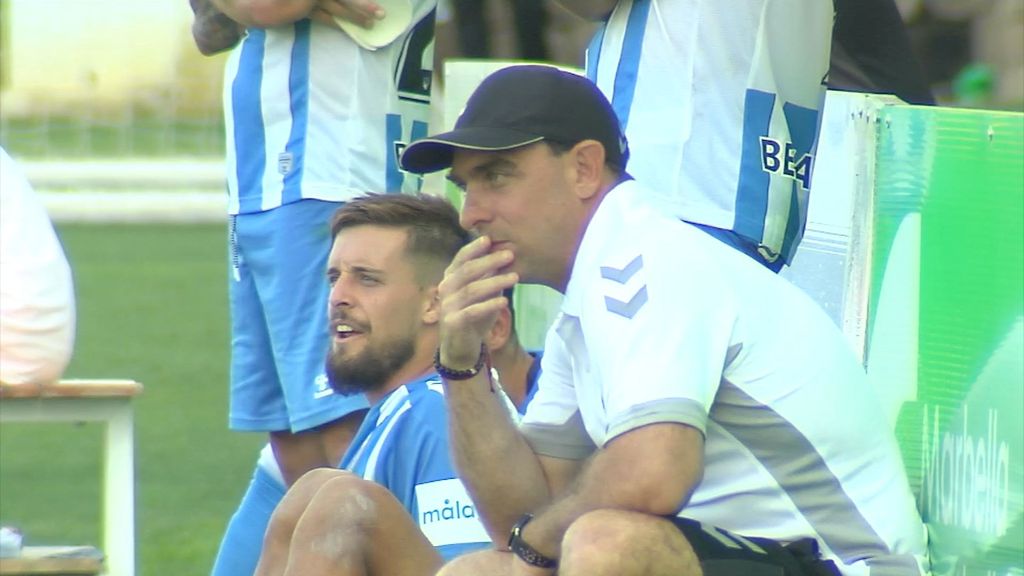 Guede observa la segunda parte del partido del Hull City detrás de una de las porterías