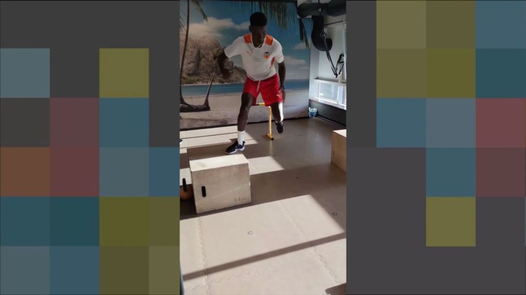 Ilaix entrena con la camiseta del Valencia CF