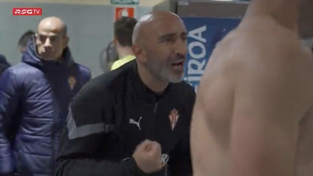 Abelardo se deja la garganta felicitando a sus jugadores en el vestuario tras la victoria