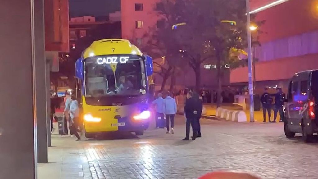 Sevilla-Cádiz: llegada del autobús del Cádiz