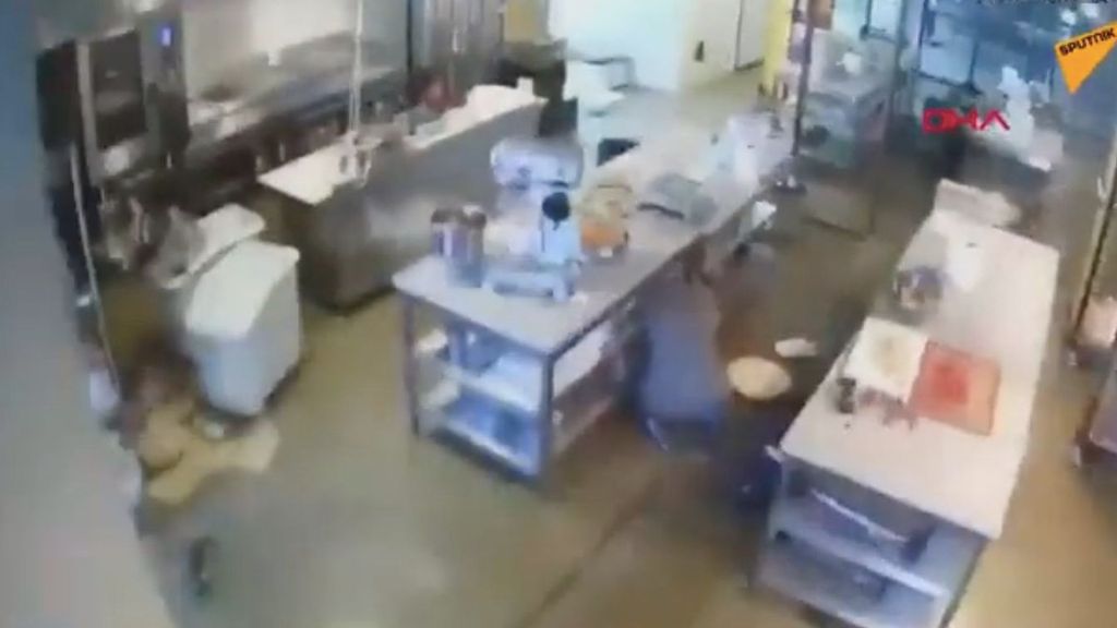 Las escalofriantes imágenes de como se vivió el terremoto de Turquía desde la cocina de un hotel