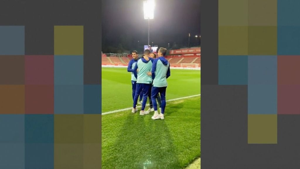 El saludo entre Rodrigo Riquelme y sus 'compañeros' del Atlético de Madrid antes de medirse a ellos con el Girona