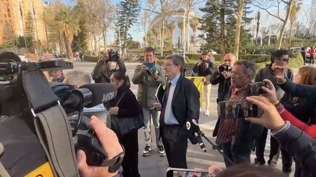 Aurelio Martínez entra a declarar entre insultos por la venta del València CF