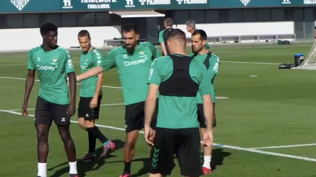 Assane Diao, uno de los jugadores destacados de la cantera del Betis, entrena con el primer equipo