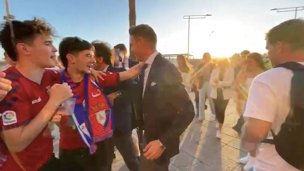 Locura con Joaquín entre la afición de Osasuna en la final de Copa 2023 en La Cartuja
