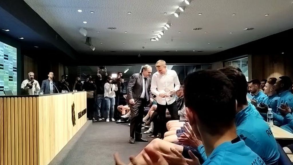 La plantilla de la Real con el presidente, Olabe e Imanol a la cabeza, despiden a Illarramendi