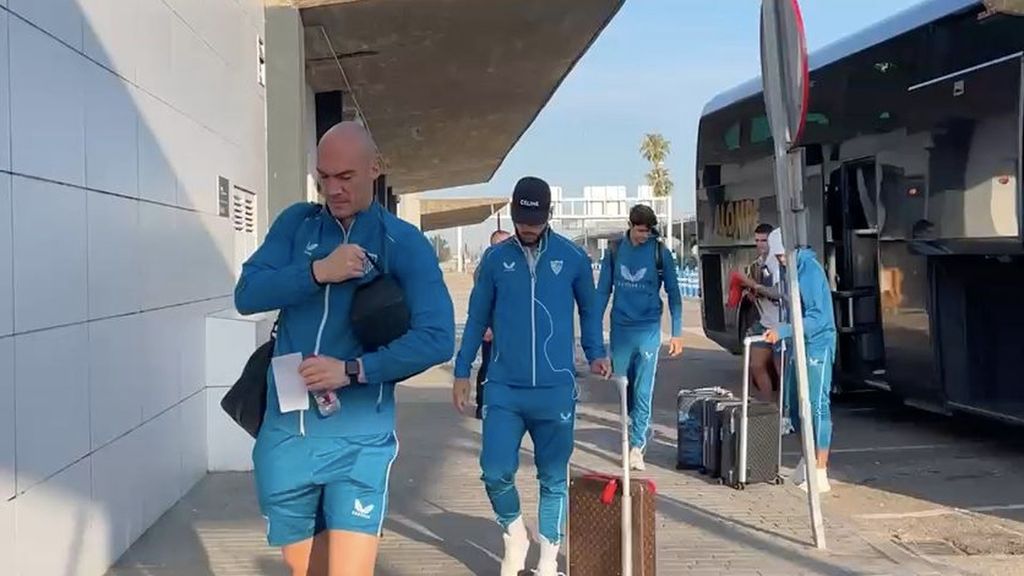 Final Sevilla-Roma: La salida de los jugadores del Sevilla del aeropuerto de San Pablo rumbo a Budapest