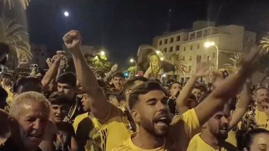 La afición del Cádiz pide el fichaje de Luis Alberto durante la celebración por la permanencia