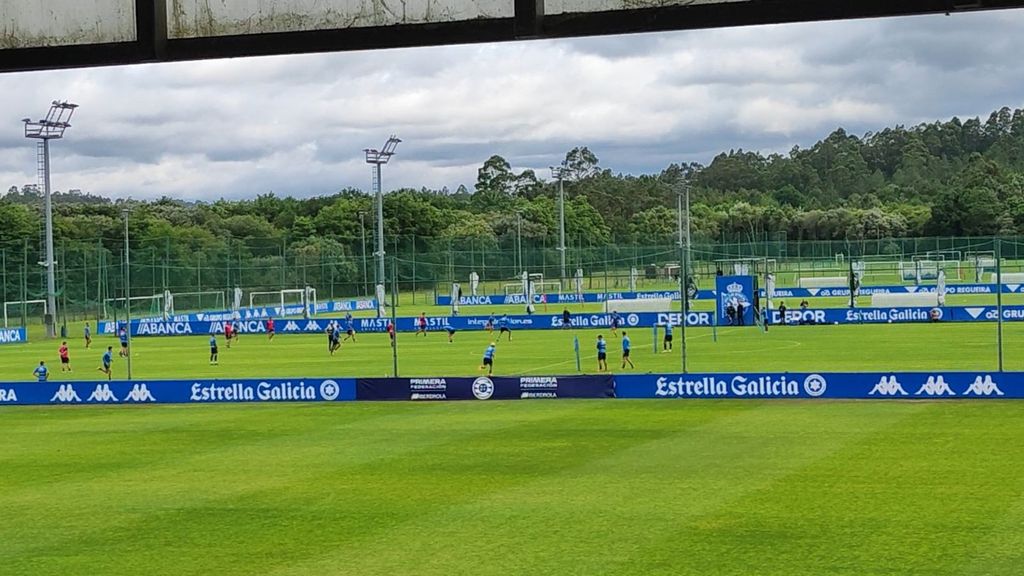 Rubén de la Barrera prueba a Max Svensson en banda derecha antes del Castellón - Deportivo