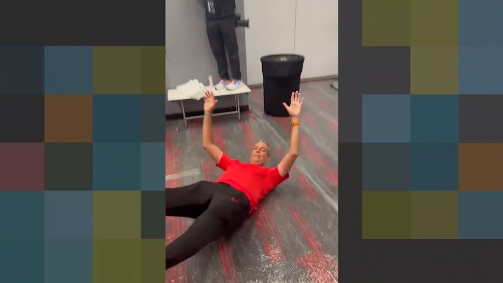 Yunus Musah graba cómo limpian el suelo del vestuario de Estados Unidos con su seleccionador