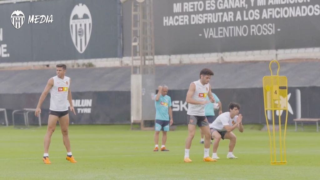 El Valencia CF se entrena sin Cavani en Paterna