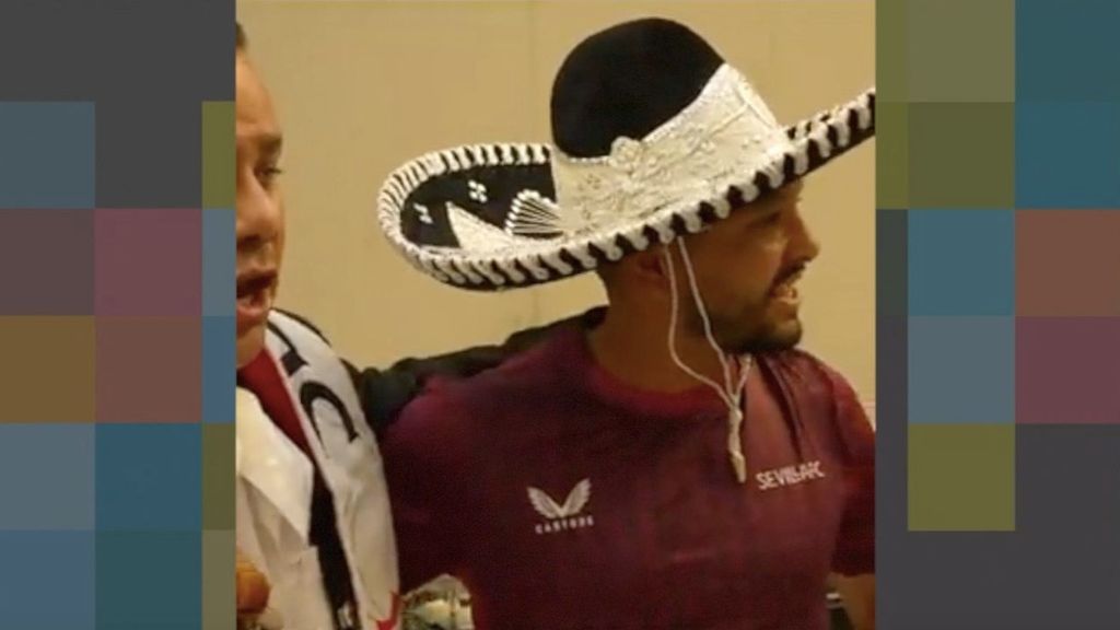 Tecatito Corona baila y canta como un mariachi más en la gira de pretemporada 2023 del Sevilla por México