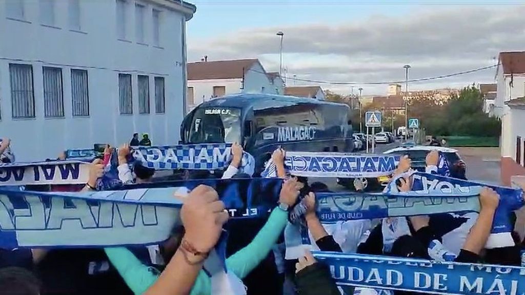 Recibimiento de la afición al Málaga en Mérida