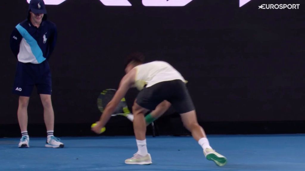 Carlos Alcaraz gana a Gasquet y a los saltamontes: quitó los insectos de la pista en el momento más delicado del partido