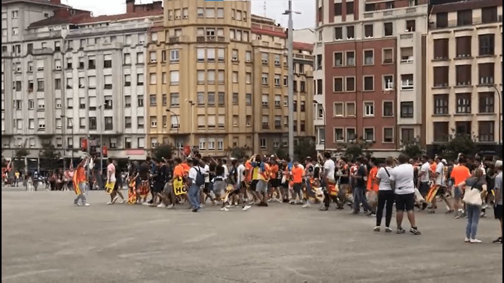 Cánticos de la afición del Valencia contra Peter Lim en San Mamés