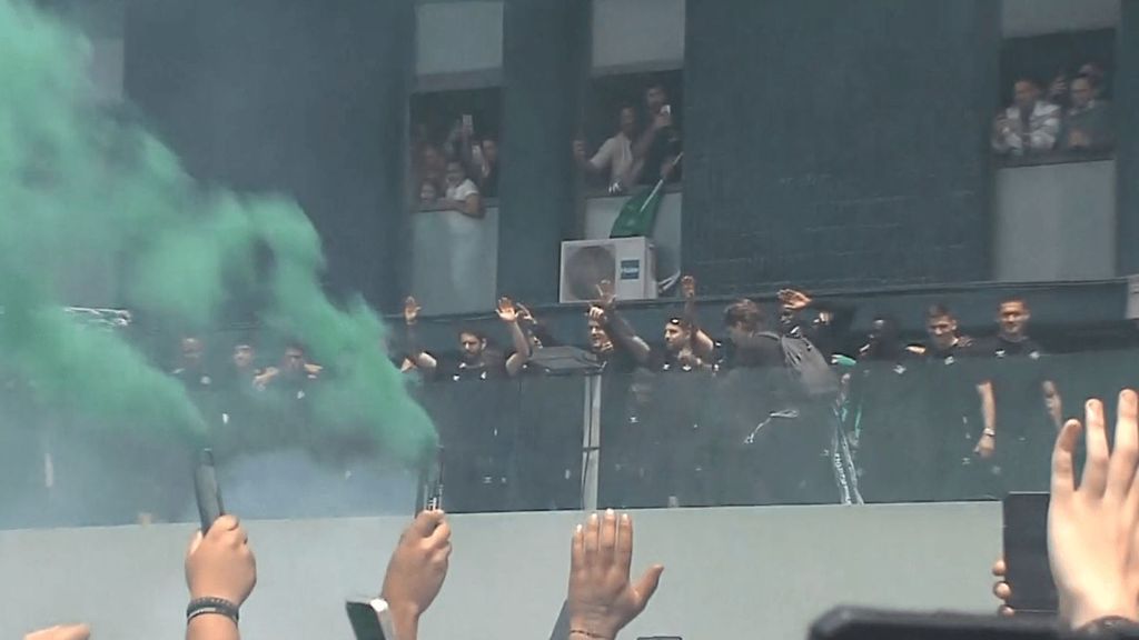 El himno a capela de la afición del Betis tras la llegada del equipo