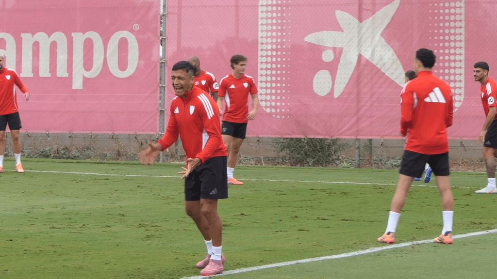 Las bromas de Alexis Sánchez en el rondo del Sevilla