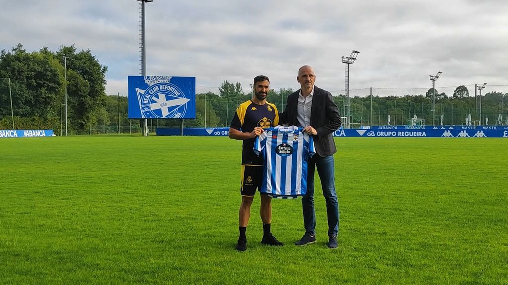 Balenziaga posa con la camiseta del Deportivo el día de su presentación