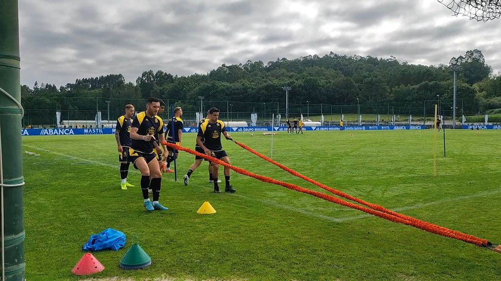 Entrenamiento del Deportivo en Abegondo con el juvenil Kevin Sánchez