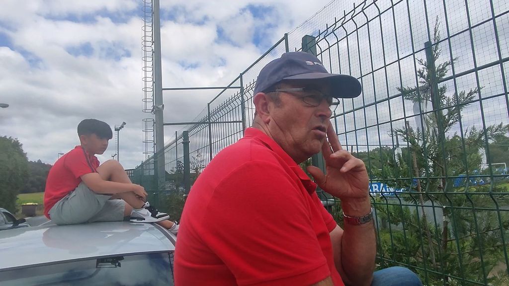 La peculiar forma de un padre y su hijo siguiendo el entrenamiento del Deportivo subidos en un coche