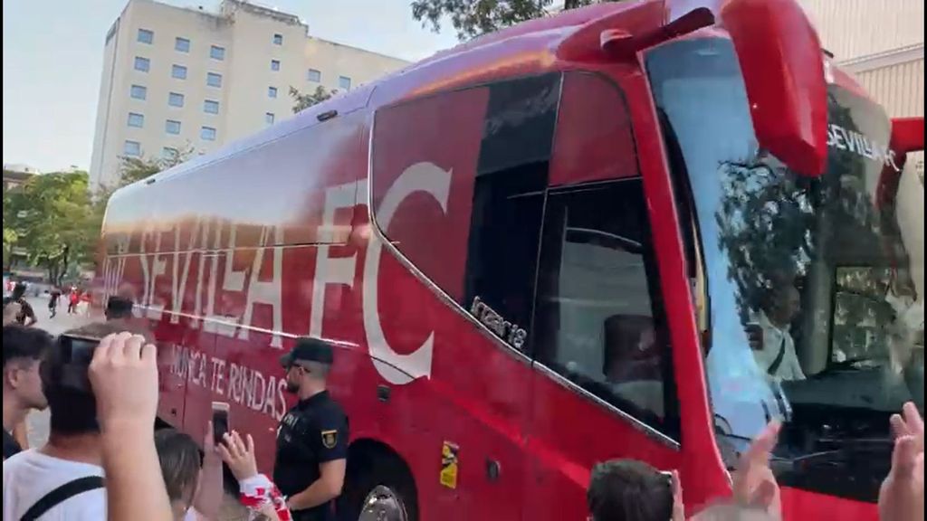 Sevilla-Valencia: Llegada del autobús del Sevilla
