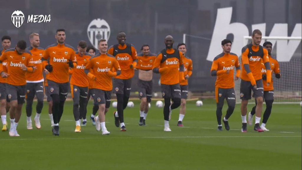 El Valencia se entrena con Guedes y Racic se retira con molestias