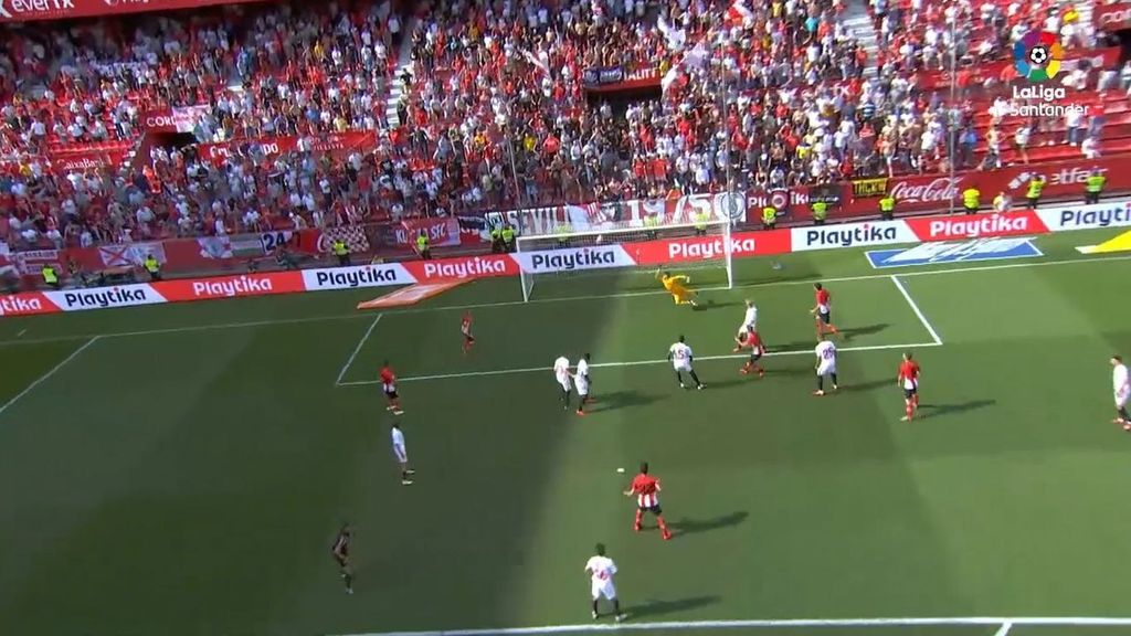 El tiro al larguero de Iñigo Martínez en el Sánchez-Pizjuán en 2019