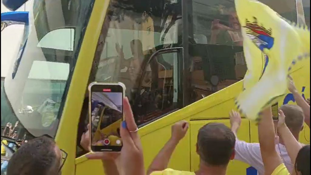 Cádiz-Alavés: el gran recibimiento al autobús del Cádiz para el inicio de LALIGA en el Nuevo Mirandilla