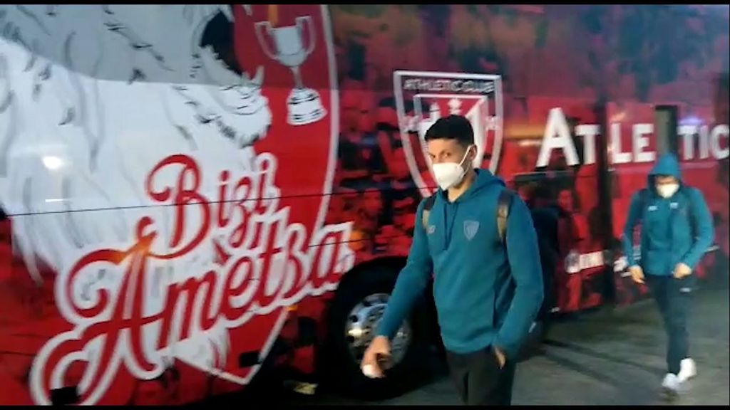 Rostros serios de los jugadores del Athletic en la llegada al hotel en Sevilla