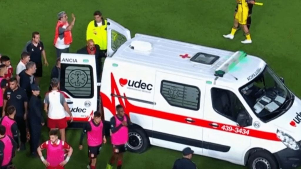 El motivo de suspensión del Estudiantes-Boca: un jugador tuvo que ser retirado en ambulancia