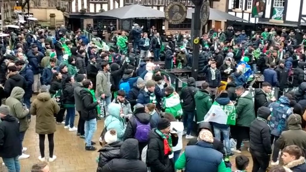 Béticos cantando en Mánchester