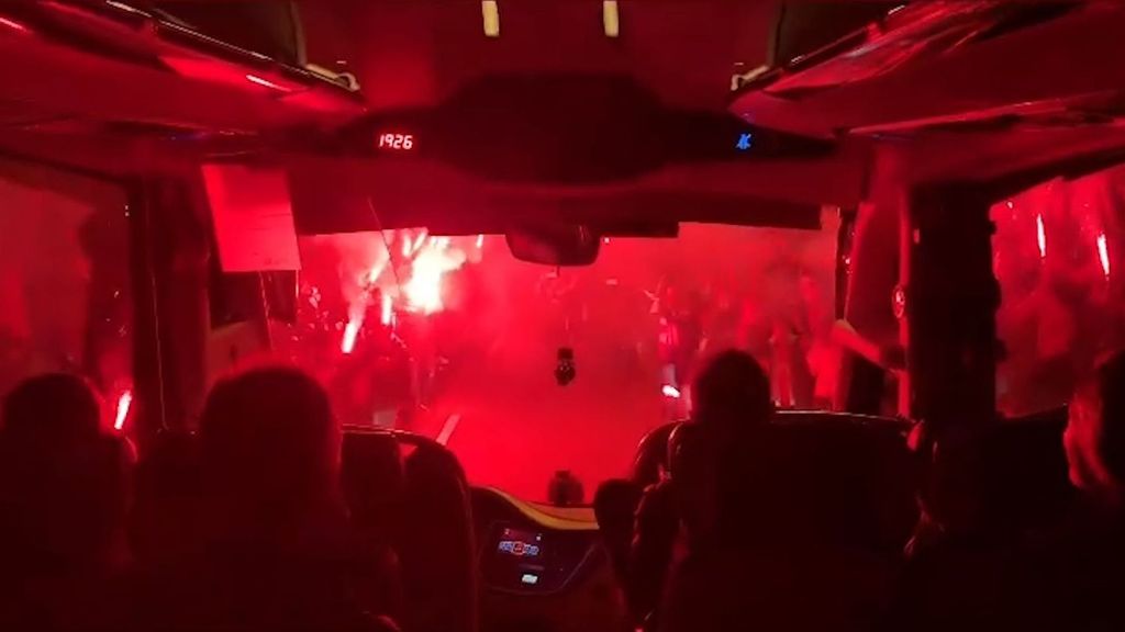 La llegada del Athletic a San Mamés desde dentro del autobús