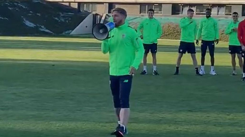 Muniain megáfono en mano en Lezama para la afición