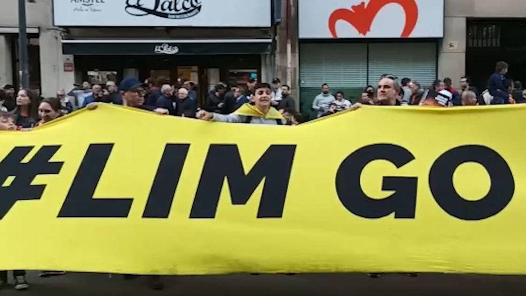 Pancartas contra Peter Lim y Jorge Mendes en Mestalla
