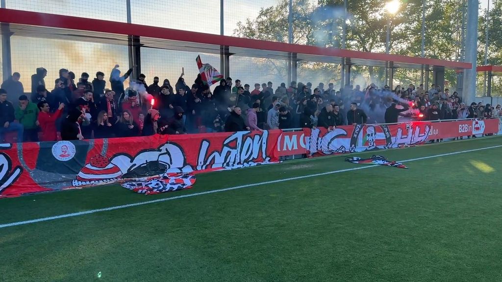 La afición del Athletic arropa al equipo en Lezama