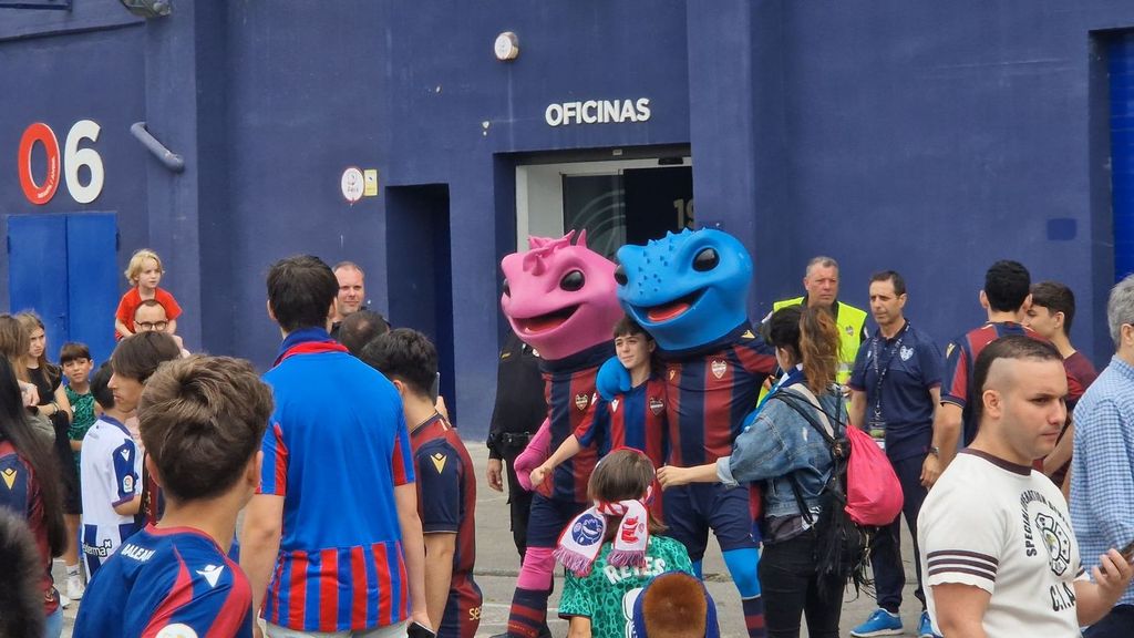 Ambiente de fiesta en el Ciutat en la previa del Levante-Alavés