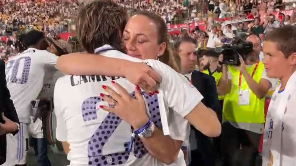 El abrazo de Modric con su familia tras ganar la Copa del Rey