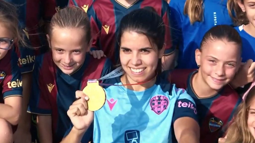 Alba Redondo, la campeona del mundo, vuelve a casa y se da un baño de masas