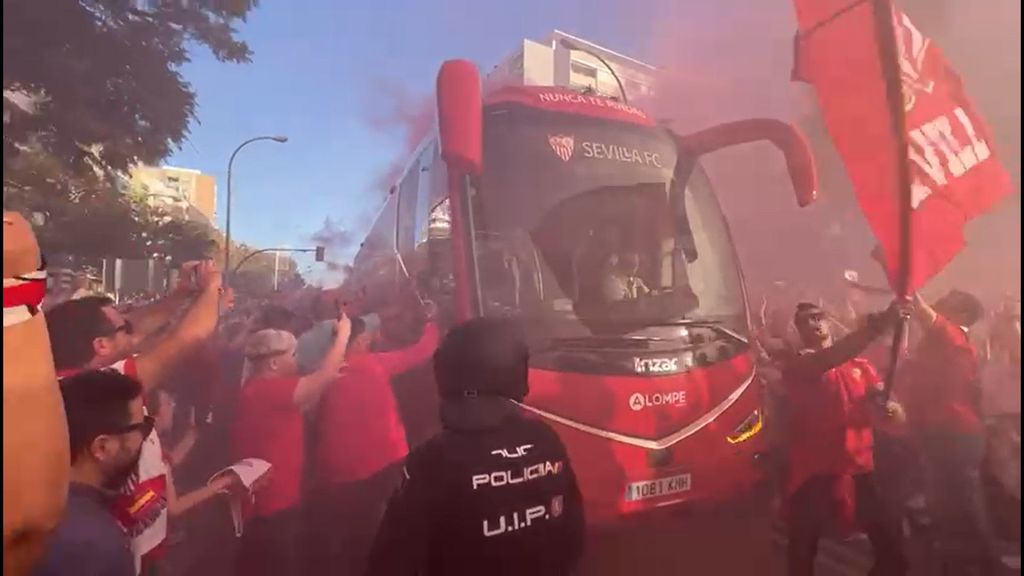 Sevilla-Betis: La espectacular llegada del autobús del Sevilla al Sánchez Pizjuán
