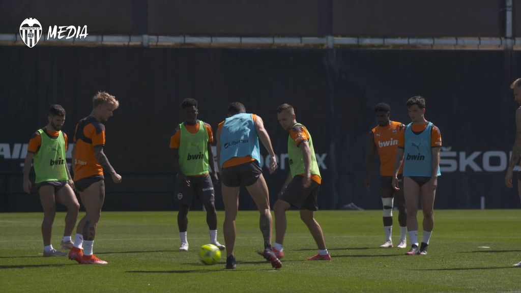 Entrenamiento del Valencia marcado por la vuelta de Gayá